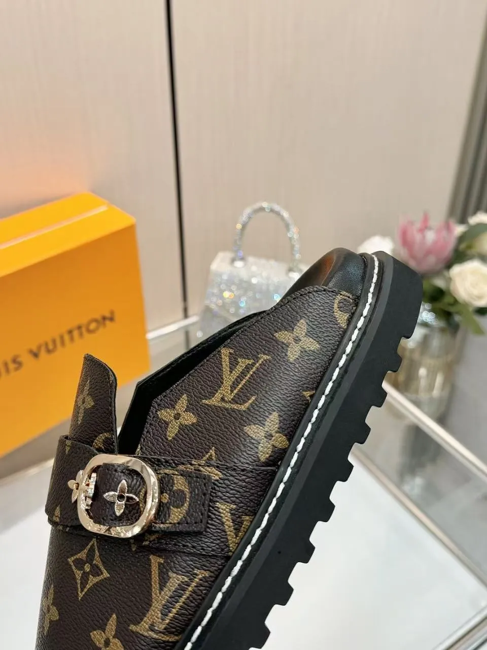 👟👟Ex-factory price 440👟👟 lv's new Baotou half-drag winterbreak comfert flat slippers lv letter and monogram floral embellished leather pattern, with sheepskin lining, suitable for indoor and outdoor wear. The water table is made of high-density foam material, which is light and comfortable. The sole has a certain thickness and the heightening effect is also good! Boutique size:35-46